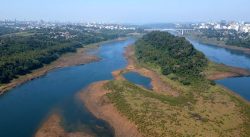 rio-parana-esta-com-nivel-de-5-a-8-metros-abaixo-do-normal-na-regiao-da-ponte-da-amizade;-entenda