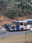 colisao-entre-carro-e-onibus-causa-lentidao-na-avenida-lix-da-cunha,-em-campinas