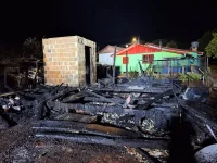 casa-e-destruida-por-incendio-em-guaruja-do-sul