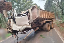 cabine-fica-destruida-apos-pneu-estourar-e-caminhao-ficar-desgovernado-em-rodovia-de-sc