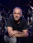 joao-barone-conta-em-livro-biografico-historias-(de-metade)-do-tempo-vivido-com-a-banda-os-paralamas-do-sucesso