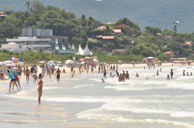 demolição de restaurante em Jurerê. Na foto, praia com banhistas 