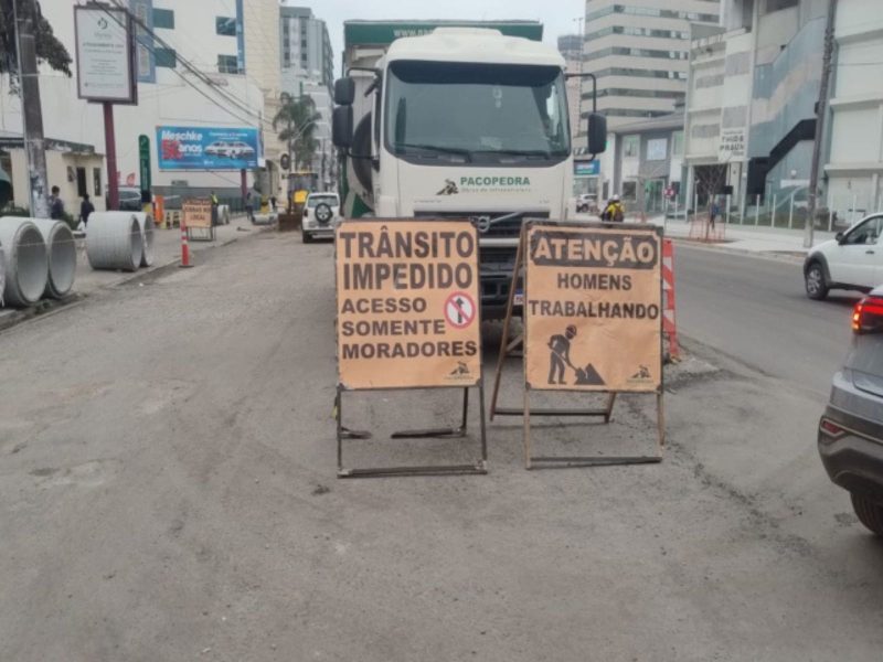 Placas sinalizam obras na Avenida Marcos Konder