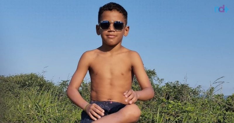 foto de Davi, menino de 8 anos que desapareceu no mar de Garopaba, onde a família vive pesadelo