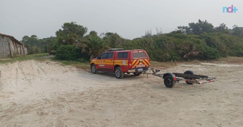 Imagem de bombeiros que fazem buscas por menino desaparecido no mar de Garopaba