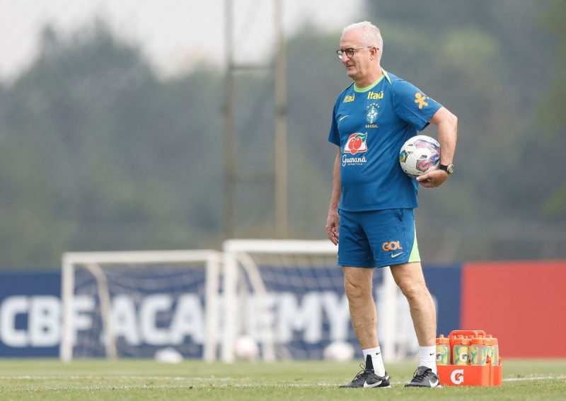 Dorival Jr comandando treino da Seleção Brasileira