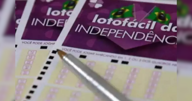 Prêmio da Lotofácil da Independência 2024: bilhetes de apostas com caneta em cima de mesa 