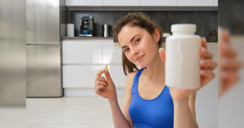 mulher segurando pote de vitamina com croped azul