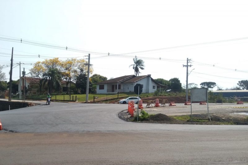 Rotatória ficava localizada no acesso ao Parque das Palmeiras e foi substituída; motoristas devem respeitar a nova sinalização 