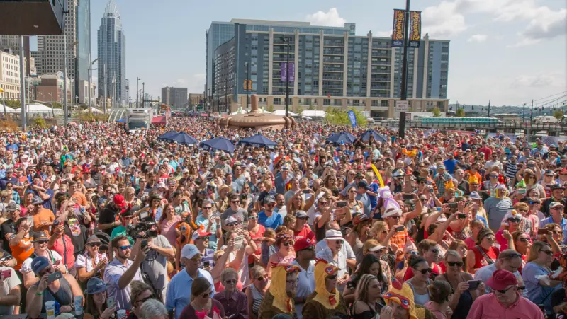 A imagem mostra uma multidão no festival da Oktoberfest na cidade de Cinzinnati em Ohio, EUA.