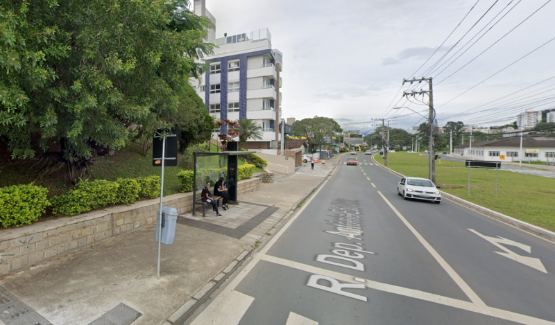 Estupro em Florianópolis ocorreu em um ponto de ônibus na rua Deputado Antônio Edu Vieira, principal via do bairro Pantanal