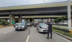 kombi-derruba-carrinhos-de-mao-e-causa-engavetamento-na-area-central-de-florianopolis