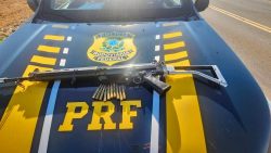 jovem-de-18-anos-e-investigada-por-posse-ilegal-de-arma-de-guerra-encontrada-em-carro-capotado-na-br-277,-no-parana