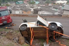 carro-capota-e-motorista-fica-preso-por-cinto-de-seguranca-em-sc