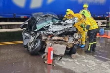 motorista-fica-presa-as-ferragens-apos-colisao-entre-carro-e-caminhao-na-sc-157