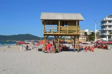 posto-guarda-vidas-diferente-e-temporario-e-instalado-em-requisitada-praia-de-florianopolis