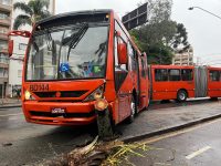 biarticulado-bate-em-arvore-e-deixa-uma-passageira-ferida-em-curitiba