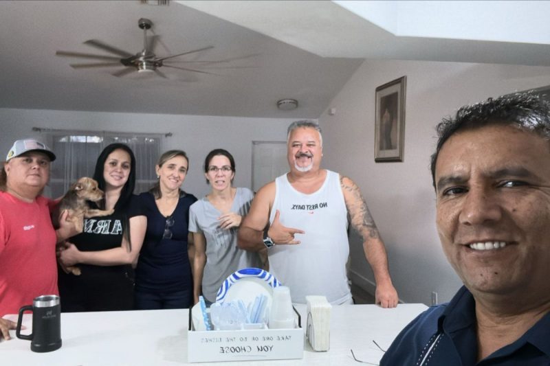 catarinense João Maciel a esposa e os amigos brasileiros que evacuaram a casa após chegada do furacão Milton 