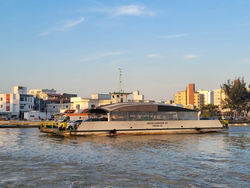 Imagem mostra travessia do ferry boat 