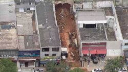 casa-desaba-parcialmente-e-deixa-4-pessoas-feridas-na-zona-norte-de-sp;-obra-aos-fundos-seria-responsavel,-dizem-bombeiros