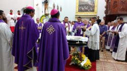 apos-dias-de-homenagens,-corpo-de-dom-luis-azcona-e-sepultado-no-marajo