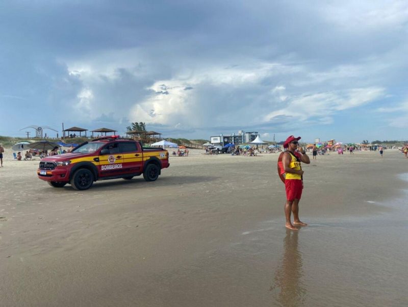 Imagem mostra guarda-vidas na praia trabalhando pela prevenção de afogamentos