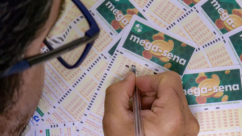 Resultado da Mega-Sena hoje: pessoa preenchendo volante da loteria 