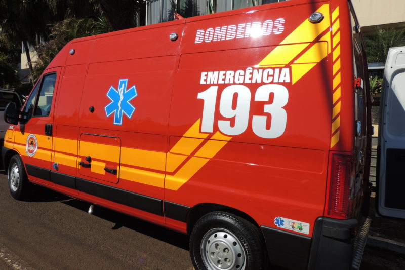 Corpo de bombeiros atendendo homem atropelado na BR-470