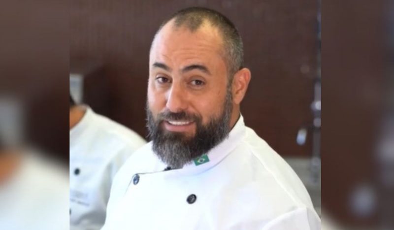 Chef de cozinha catarinense é preso suspeito de estuprar menina, foto mostra homem com cabelo curto sorrindo para a foto