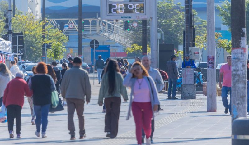 Pessoas caminhando em praça de Florianópolis