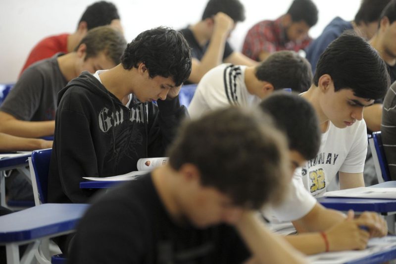 Sala de aula com estudantes de ensino superior