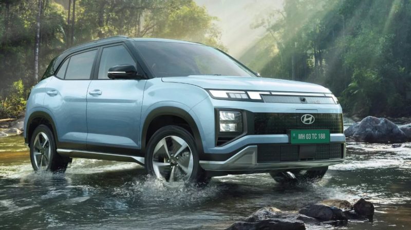 SUV Hyundai Creta elétrico atravessando córrego