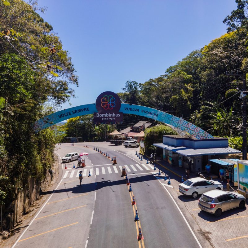 Foto mostra portal de entrada da cidade, onde é cobrada a TPA de Bombinhas