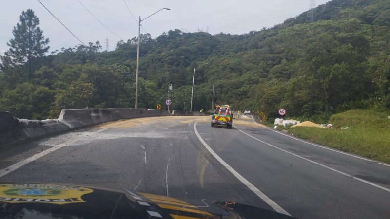 Carreta tomba e motorista flagra cena impressionante na BR-376